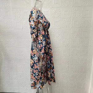 Sommer Blumenkleid Seitenansicht Detail, Damen Kurzarm bedrucktes Midikleid Mode.