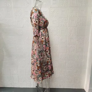 Nahaufnahme der sommerlichen Blumen-Midikleid-Seitenansicht mit Taillendesign und Mustern.