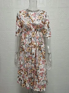 Detailansicht des Sommer Blumendruck Midikleids mit kurzen Ärmeln und Taillendesign.