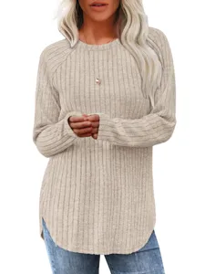 Dames casual geribde top met lange mouwen, ronde hals en gebogen zoom in een beige kleur.