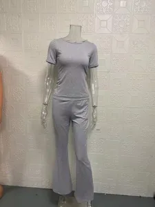 Detailweergave van effen korte mouwen top en uitlopende broek set, minimalistisch ontwerp.