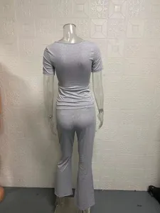 Casual grijs tweedelig setje met korte mouwen top en uitlopende broek, achteraanzicht.