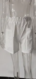 Nahaufnahme von weißen Baumwoll-Leinen Paperbag High-Waist-Shorts mit Seitentaschen.