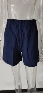 Details der dunkelblauen Baumwoll-Leinen High-Waist-Shorts mit weitem Bein und Taschen.