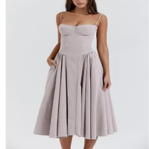 Vue détaillée de la superbe robe midi corset élégante et sans bretelles avec jupe plissée.