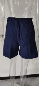 Details der dunkelblauen High-Waist Paperbag Shorts mit elastischem weitem Schnitt.