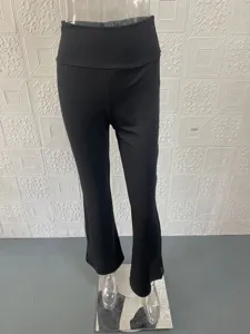 Detail van casual damesflarebroek met lage taille, effen zwarte slanke broekweergave.