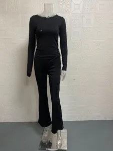 Zwarte longsleeve top en uitlopende broek set, effen casual outfit, gedetailleerd overzicht.