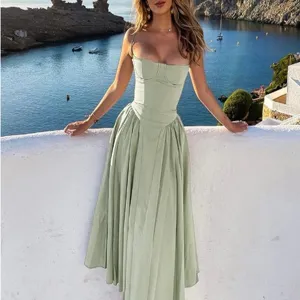 Magnifique robe midi bustier corset vert clair pour femmes, style mode d'été chic.
