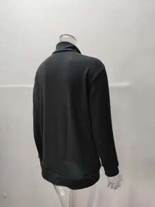 Achteraanzicht detail van casual zwarte top met lange mouwen en hoge kraag voor heren.