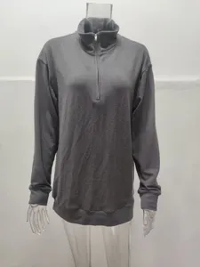 Close-up detail van donkergrijze heren casual trui met lange mouwen en halve rits.