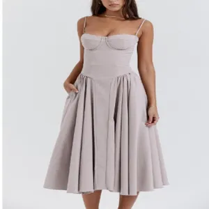 Élégante robe midi bustier avec corset ajusté, fines bretelles et jupe plissée évasée.