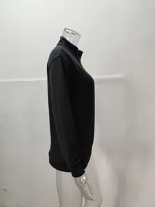 Zijdelings gedetailleerd overzicht van zwarte casual top met lange mouwen en rits.