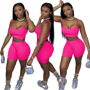 Completo due pezzi crop top rosa fucsia e pantaloncini biker da donna per estate casual.