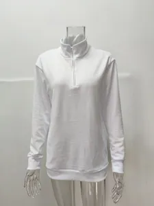 Stijlvol heren wit sweatshirt met lange mouwen en kwart rits, detailweergave.