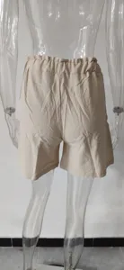 Rückansicht Detail von lässigen Damen Baumwolle Leinen Shorts mit elastischem Bund.