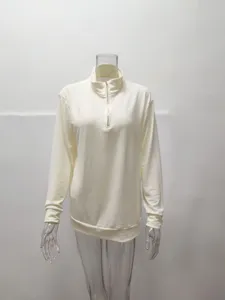 Gedetailleerd uitzicht op gebroken witte poloshirt met lange mouwen en halve rits.