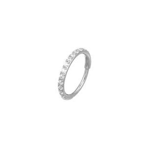 Nahaufnahme Detail des silbernen Zirkonia Creolen Piercings mit funkelnden Steinen.