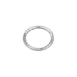 Detaillierte Nahaufnahme eines silbernen Titan Klapp-Segment-Piercingrings mit Schnitzerei.