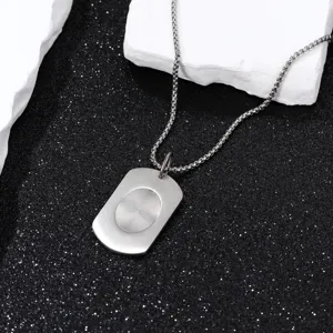 Gros plan du collier plaque militaire en titane empreinte avec texture élégante.
