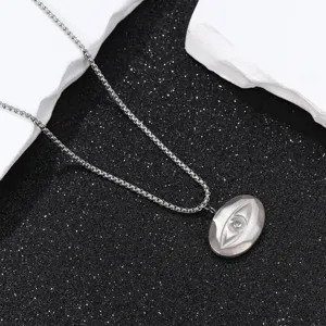 Collar con colgante de mal de ojo de acero de titanio detalle, joyería unisex minimalista.