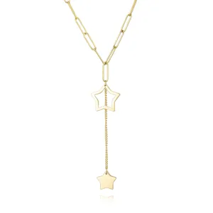 Nahaufnahme Detail der goldfarbenen Büroklammer-Kette mit hohlem und massivem Stern-Anhänger.