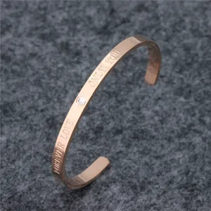Roségold Edelstahl offener Armreif Armband mit Kristall und Gravur für Damen Mode Schmuck.
