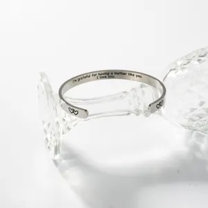 Edelstahl gravierter Armreif, Muttertagsgeschenk Schmuck Detailansicht mit feiner Inschrift.