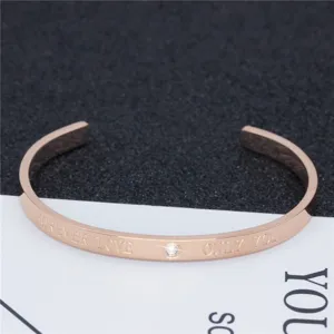 Roségold Titan Stahl offener Armreif Detailansicht mit graviertem Liebestext und Zirkonstein.