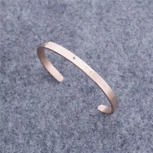 Detailansicht des roségoldenen Armreifs aus Edelstahl mit Gravur und funkelndem Zirkoniastein.