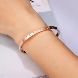 Roségoldener Titanstahl Armreif mit eingraviertem Zitat und funkelndem Schmuckstein eleganter Stil.