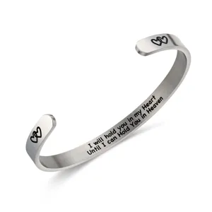 Edler Edelstahl Armreif mit graviertem Spruch und wunderschönen Herzmotiven für Damen.