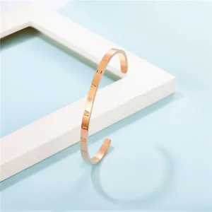 Roségoldener Armreif mit römischen Ziffern im Detail, eleganter Damenschmuck aus Titanstahl.