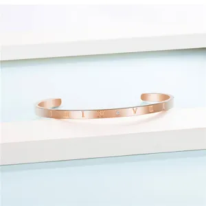 Roségold Titanstahl offener Armreif mit eleganten römischen Ziffern und funkelnden Kristallen.