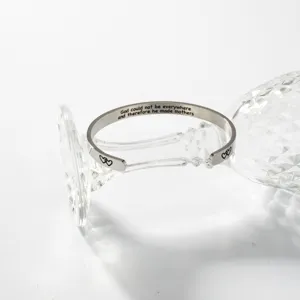 Edelstahl Armreif mit graviertem Mutterzitat, Detailansicht des offenen Metallarmbands.