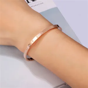 Roségoldfarbenes Titanstahl Offenes Armband mit gravierten römischen Ziffern und Zirkon.