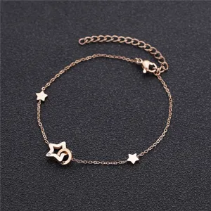 Detailansicht des eleganten roségoldenen Edelstahlarmbands mit schönen Stern-Charms.