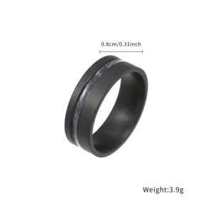 Close-up detail van minimalistische zwarte titanium ring, 0,8 cm breedte, 3,9g ontwerp.