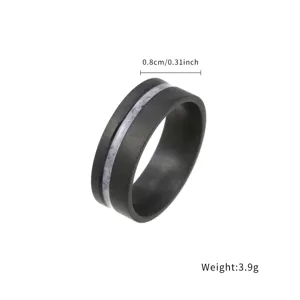 Minimalistische zwarte titanium ring voor heren met gestructureerde inleg, 0.8cm breed, moderne sieraden.