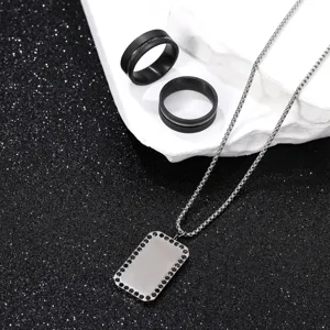Minimalistische titanium ringen set en dog tag ketting voor heren, stijlvolle zwarte sieraden.
