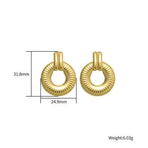 Detailansicht goldener, gestreifter Metall-Ohrringe mit präzisen Maßen und Gewichtsangabe.