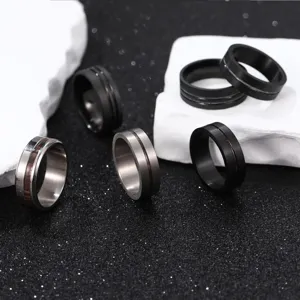 Nahaufnahme Detailansicht minimalistischer Titanringe mit schlichten schwarzen Oberflächen.