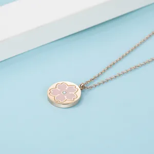 Elegante Roségold Titanstahl Blumen Anhänger Halskette Detailansicht für Damen.