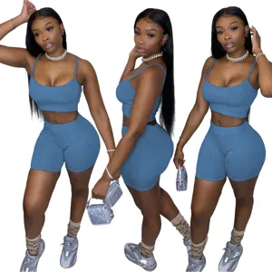 Set due pezzi crop top e pantaloncini da ciclista blu da donna, abbigliamento sportivo.