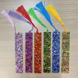 Buntes Glitzer Acryl Lesezeichen mit Quaste, Detailansicht des funkelnden Resin Schreibwaren.