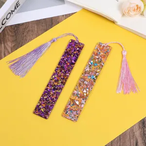 Detailansicht farbiger Glitzer Acryl Lesezeichen mit eleganten hängenden Quasten für Bücher.