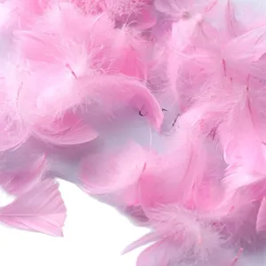 Flauschige rosa Bastelfedern zum Befüllen von Geschenken und für kreative DIY Projekte
