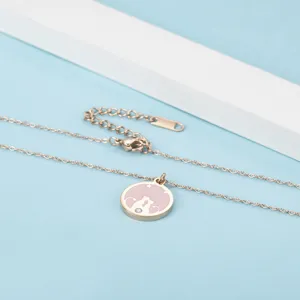 Detailaufnahme der Roségold Edelstahl Katzen Anhänger Halskette mit rosa Emaillierung.