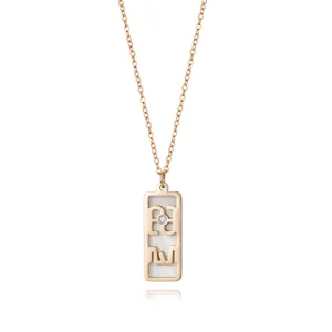 Roségold Titan Stahl Halskette mit rechteckigem Anhänger und funkelndem Kristallstein.