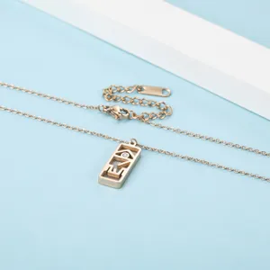 Detaillierte Nahaufnahme der roségoldenen Edelstahl Kette mit Love Anhänger Schmuck.